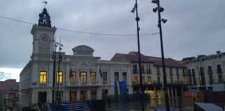 El reloj del Ayuntamiento de Guadalajara a las ocho de la mañana del 1 de septiembre de 2021 en pleno desfase horario. (Foto: La Crónic@)