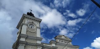 A primera hora de la mañana del jueves, el reloj del Ayuntamiento andaba perdido por las seis y media. (Foto: La Crónic@)
