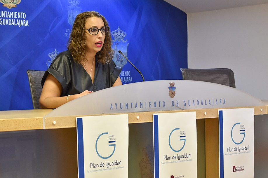 Sara Simón, ante los periodistas en la presentación del Plan de Igualdad del Ayuntamiento de Guadalajara para el personal municipal.