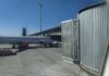 Puntos de embarque en la terminal T4 del aeropuerto de Barajas. Al fondo, la torre de control en una imagen de septiembre de 2021. (Foto: La Crónic@)