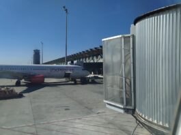 Puntos de embarque en la terminal T4 del aeropuerto de Barajas. Al fondo, la torre de control en una imagen de septiembre de 2021. (Foto: La Crónic@)