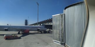 Puntos de embarque en la terminal T4 del aeropuerto de Barajas. Al fondo, la torre de control en una imagen de septiembre de 2021. (Foto: La Crónic@)