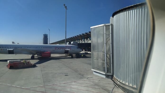 t4 Puntos de embarque en la terminal T4 del aeropuerto de Barajas. Al fondo, la torre de control en una imagen de septiembre de 2021. (Foto: La Crónic@)
