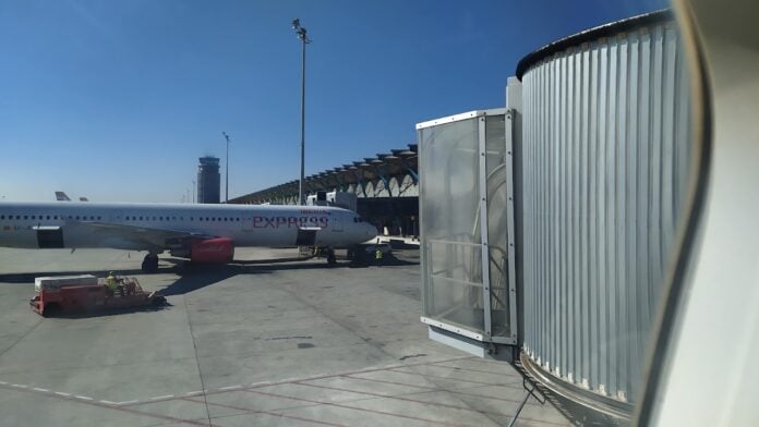 Puntos de embarque en la terminal T4 del aeropuerto de Barajas. Al fondo, la torre de control en una imagen de septiembre de 2021. (Foto: La Crónic@)