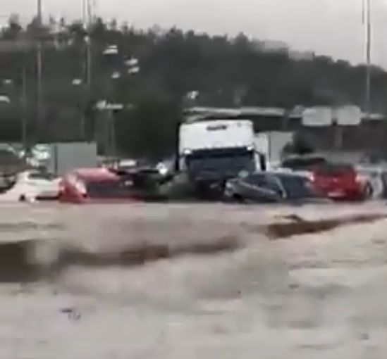 Coches atrapados por la riada cerca del polígono de Toledo en la tarde del 1 de septiembre de 2021.