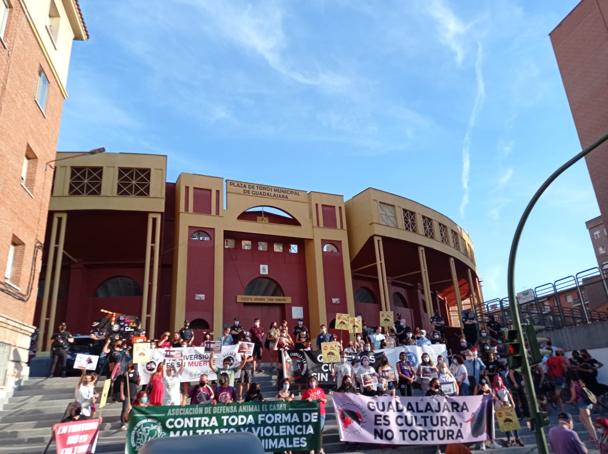La protesta antitaurina del 4 de septiembre de 2021 ha terminado ante la plaza de toros. (Foto: IU)
