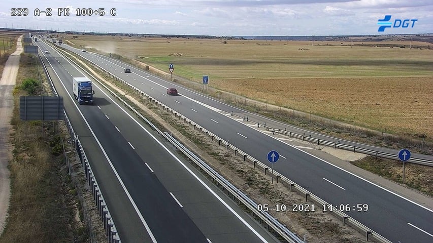 Situación de la A-2 a primeras horas de la tarde delmartes, desde una cámara de la DGT, en el kilómetro 100 de la autovía A-2.