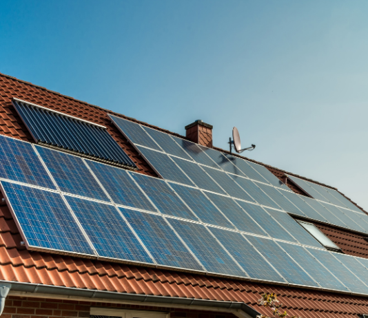 Instalación de placas solares en una vivienda particular.