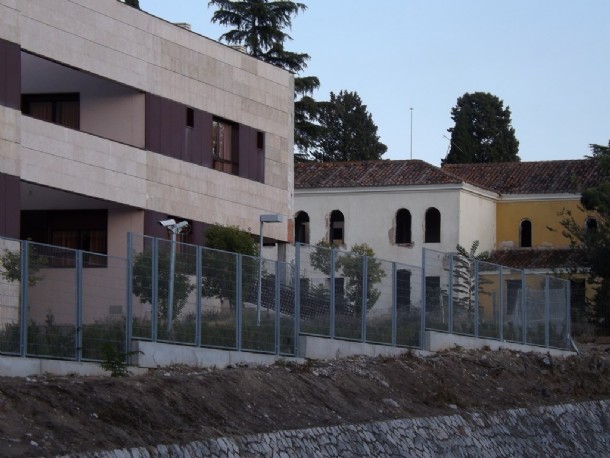 Al fondo, los edificios históricos, con la sede delIEN en primer plano. (Foto: La Crónic@)