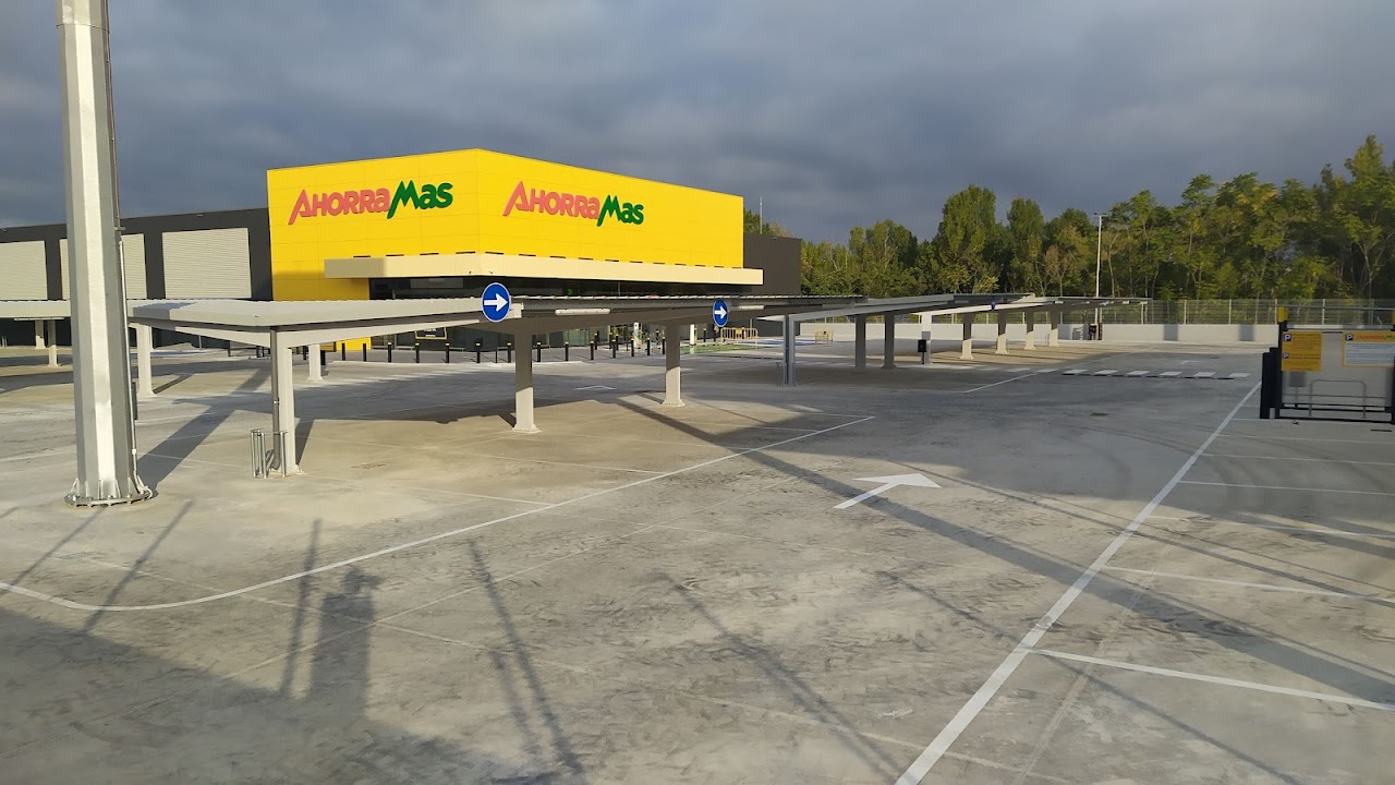 El nuevo establecimiento de Ahorramás dispone de aparcamiento para 120 plazas. (Foto: La Crónic@)
