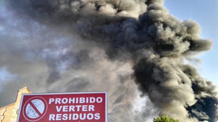 Así de impresionante era la columna de humo del incendio de Chiloeches en las primeras horas del siniestro. (Foto: A. González / La Crónic@)