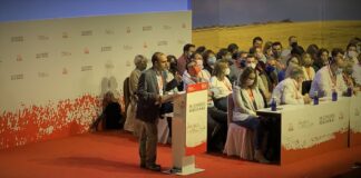 Intervención de Pablo Bellido en el congreso regional del PSOE; en la primera fila, Sara Simón.