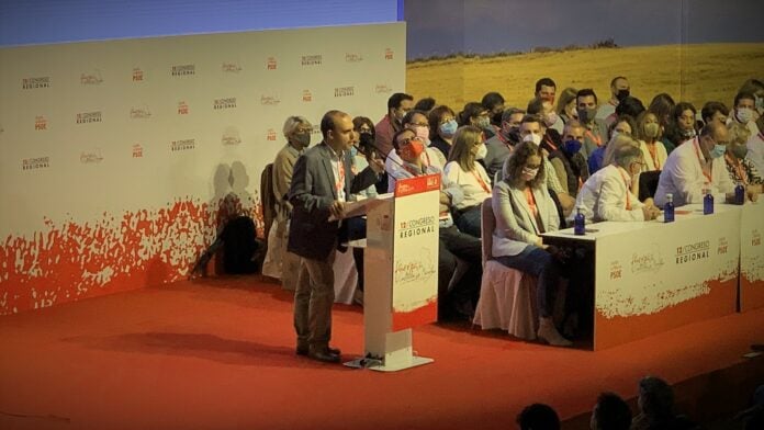 Intervención de Pablo Bellido en el congreso regional del PSOE; en la primera fila, Sara Simón.
