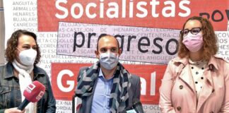 Pablo Bellido, entre Magdalena Valerio y Sara Simón.