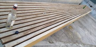 Restos de botellón, vómitos incluidos, en la Plaza del Concejo de Guadalajara el 3 de octubre de 2021. (Foto: La Crónic@)