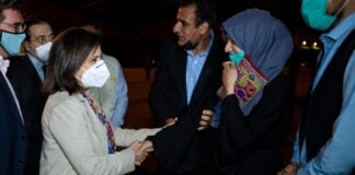 La ministra de Defensa, con alguno de los refugiados afganos llegados el 11 de octubre de 2021 a Torrejón.