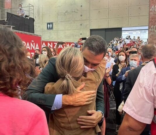 Abrazo, con mascarilla, de Pedro Sánchez a Tolón en el Congreso Federal del PSOE, celebrado en Valencia.