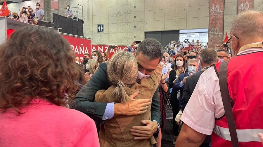 Abrazo, con mascarilla, de Pedro Sánchez a Tolón en el Congreso Federal del PSOE, celebrado en Valencia.