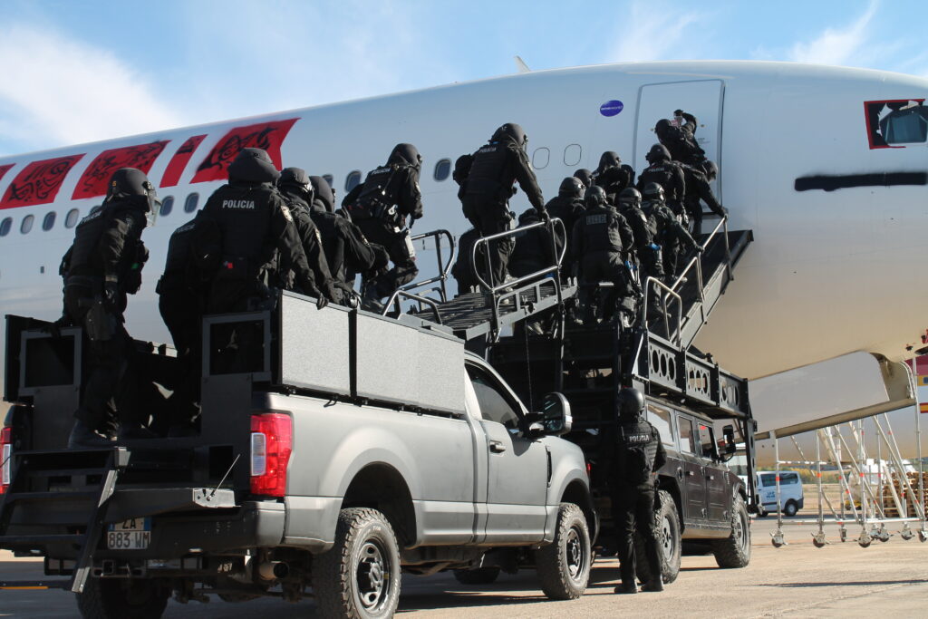 Los GEO, en plena operación en el aeropuerto de Ciudad Real.