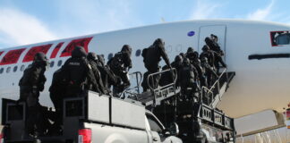 Los GEO «toman» el aeropuerto de Ciudad Real Los GEO, en plena operación en el aeropuerto de Ciudad Real.