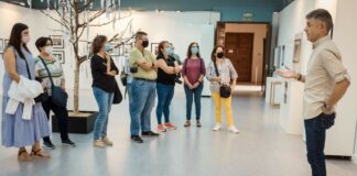 Jesús de los Reyes, durante una de las visitas comentadas a a su exposición.