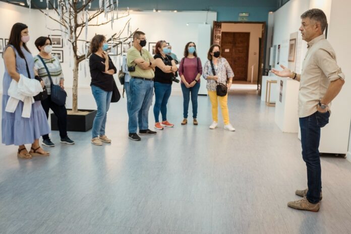 Jesús de los Reyes, durante una de las visitas comentadas a a su exposición.