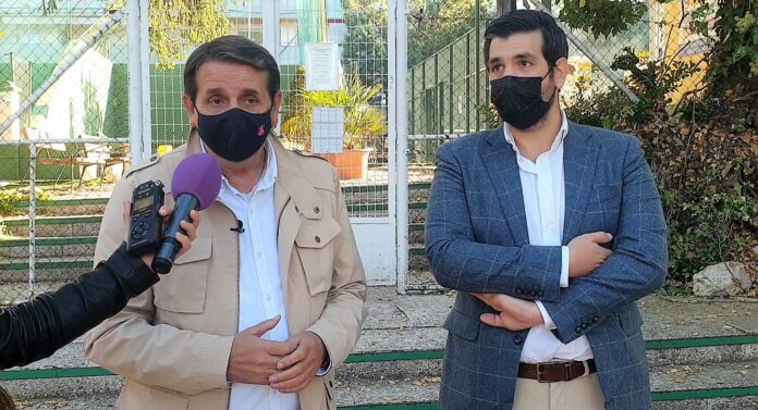 Eladio Freijo y José Luis Alguacil, concejales del PP, ante las pistas municipales de San Roque.