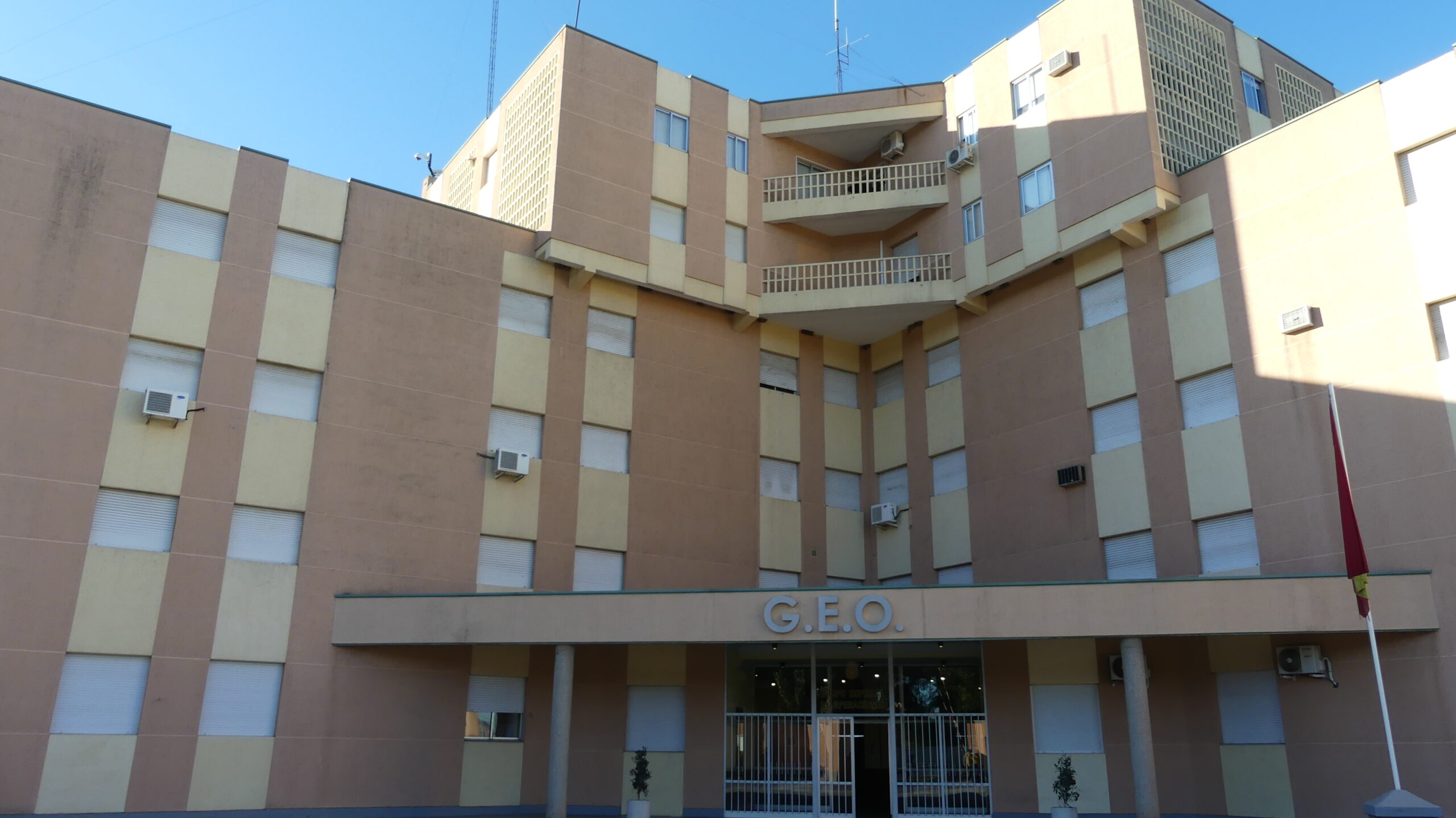 Entrada al edificio principal del acuartelamiento del GEO en Guadalajara, en septiembre de 2021. (Foto: La Crónic@)