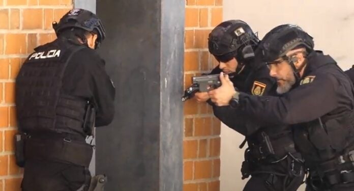 Comando del GEO antes de acceder a una vivienda, en una demostración realizada en octubre de 2021 en Guadalajara. (Foto: La Crónic@)