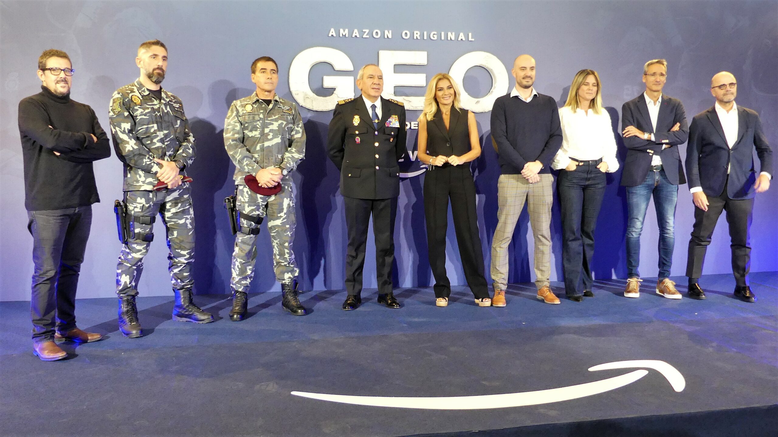 Mandos policiales y responsables de la serie, juntos en la presentación llevada a cabo en el cuartel de Guadalajara. (Foto: La Crónic@)