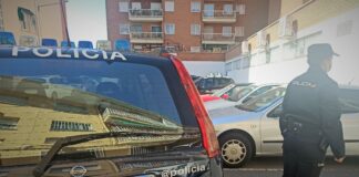 Agentes en el exterior de la iglesia evangélica de Guadalajara que sufrió un intento de robo.