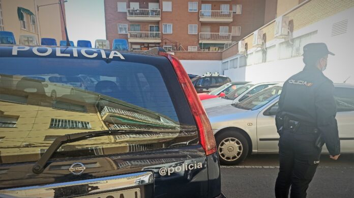 Agentes en el exterior de la iglesia evangélica de Guadalajara que sufrió un intento de robo.