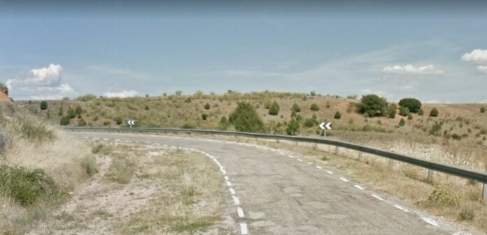 Selvático estado de la carretera CM-1053 entre Jadraque y La Toba.