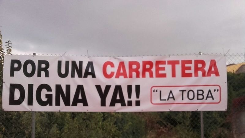 Cartel empleado en antiguas protestas en La Toba para reclamar una mejor carretera.