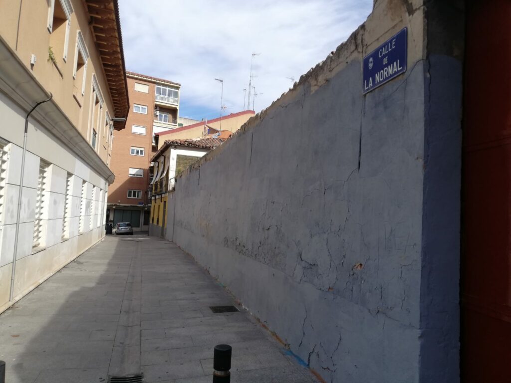 La pared de la calle de La Normal, tras el trabajo de los operatios de limpieza del Ayuntamiento de Guadalajara. (Foto: La Crónic@)