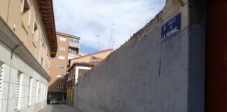 La pared de la calle de La Normal, tras el trabajo de los operatios de limpieza del Ayuntamiento de Guadalajara. (Foto: La Crónic@)