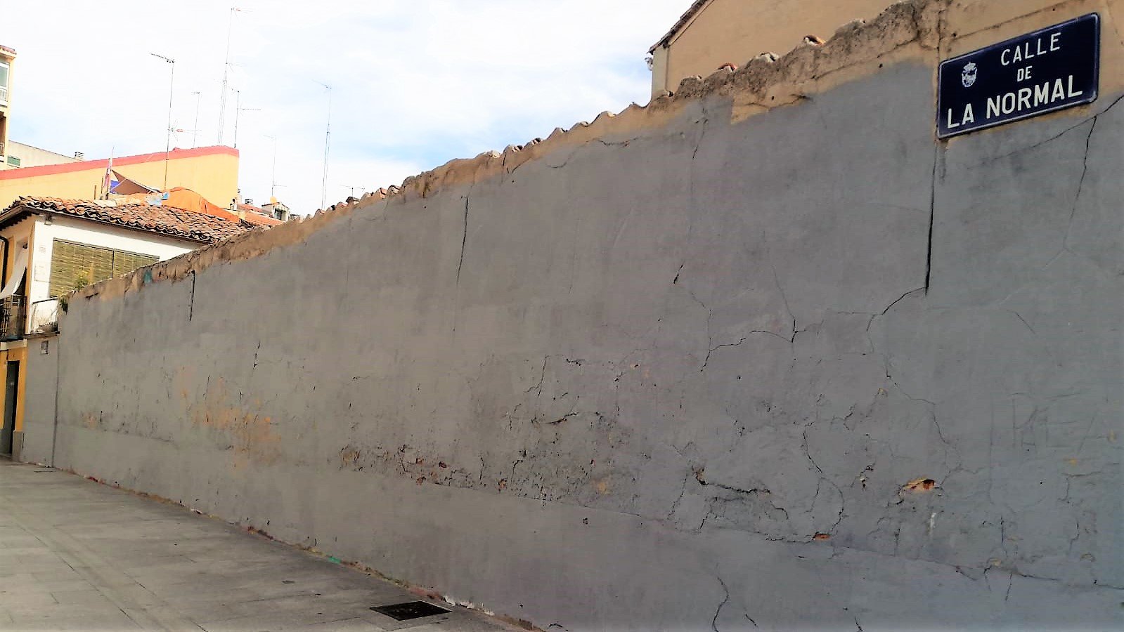 La calle de La Normal, con la versión "minimalista" y gris de su muro. (Foto: La Crónic@)