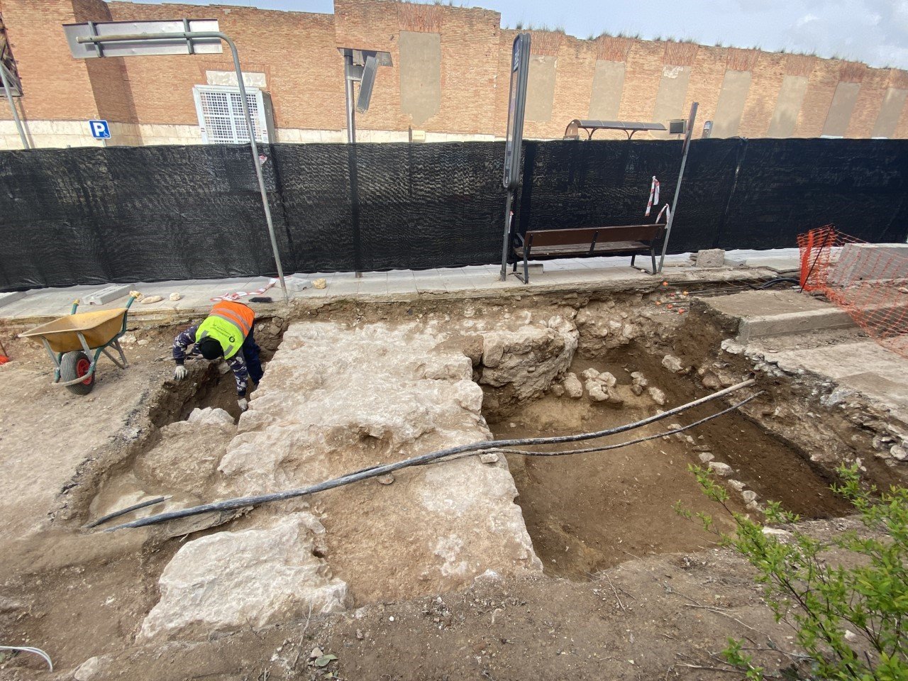 Restos de la muralla de Guadalajara en la Escuela de Magisterio, frente al antiguo alcázar de la ciudad.