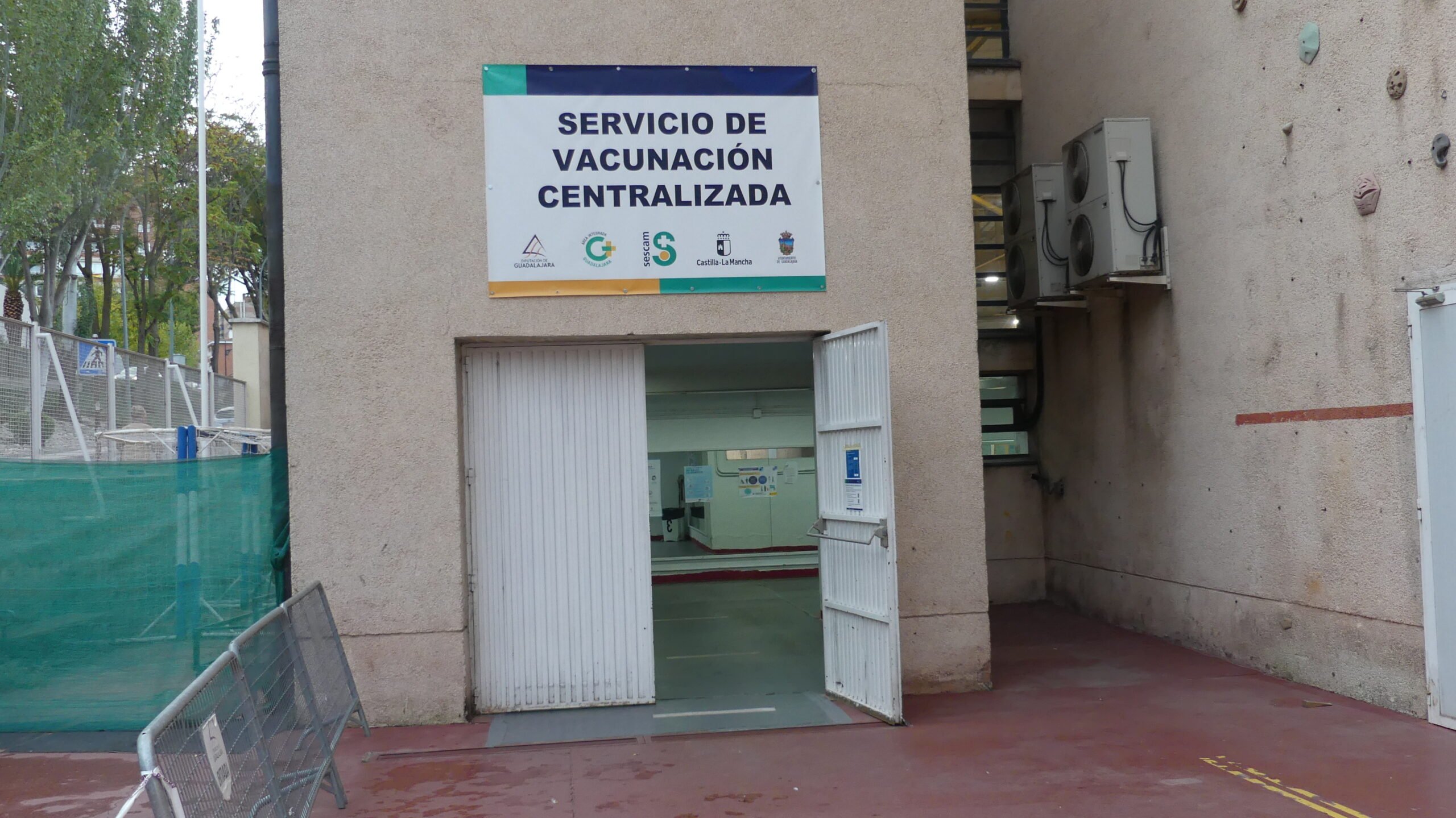 Una vez que pase este viernes, dejarán de pasar personas por esta puerta para vacunarse contra el COVID-19. (Foto: La Crónic@)