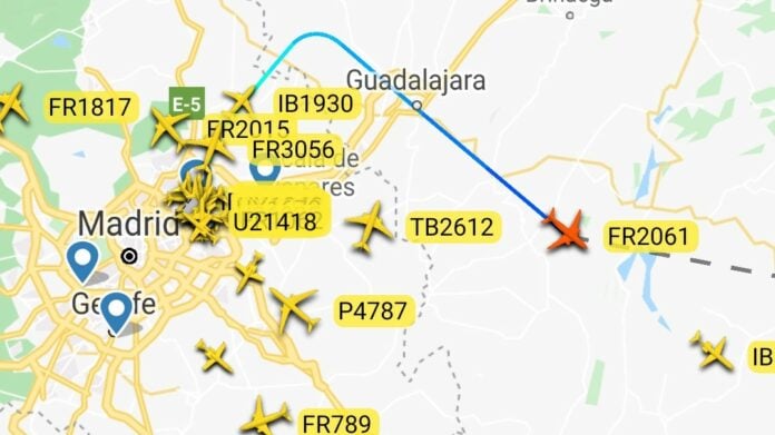 Huella de despegue de un avión de Ryanair sobre Guadalajara, en la tarde del 4 de octubre de 2021, tras la estela de otro avión, de Iberia.