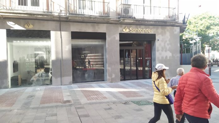 Nueva oficina del Santander en la Calle Mayor de Guadalajara. (Foto: La Crónic@)