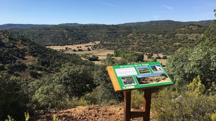 Panel informativo en la nueva ruta senderista de Henche.