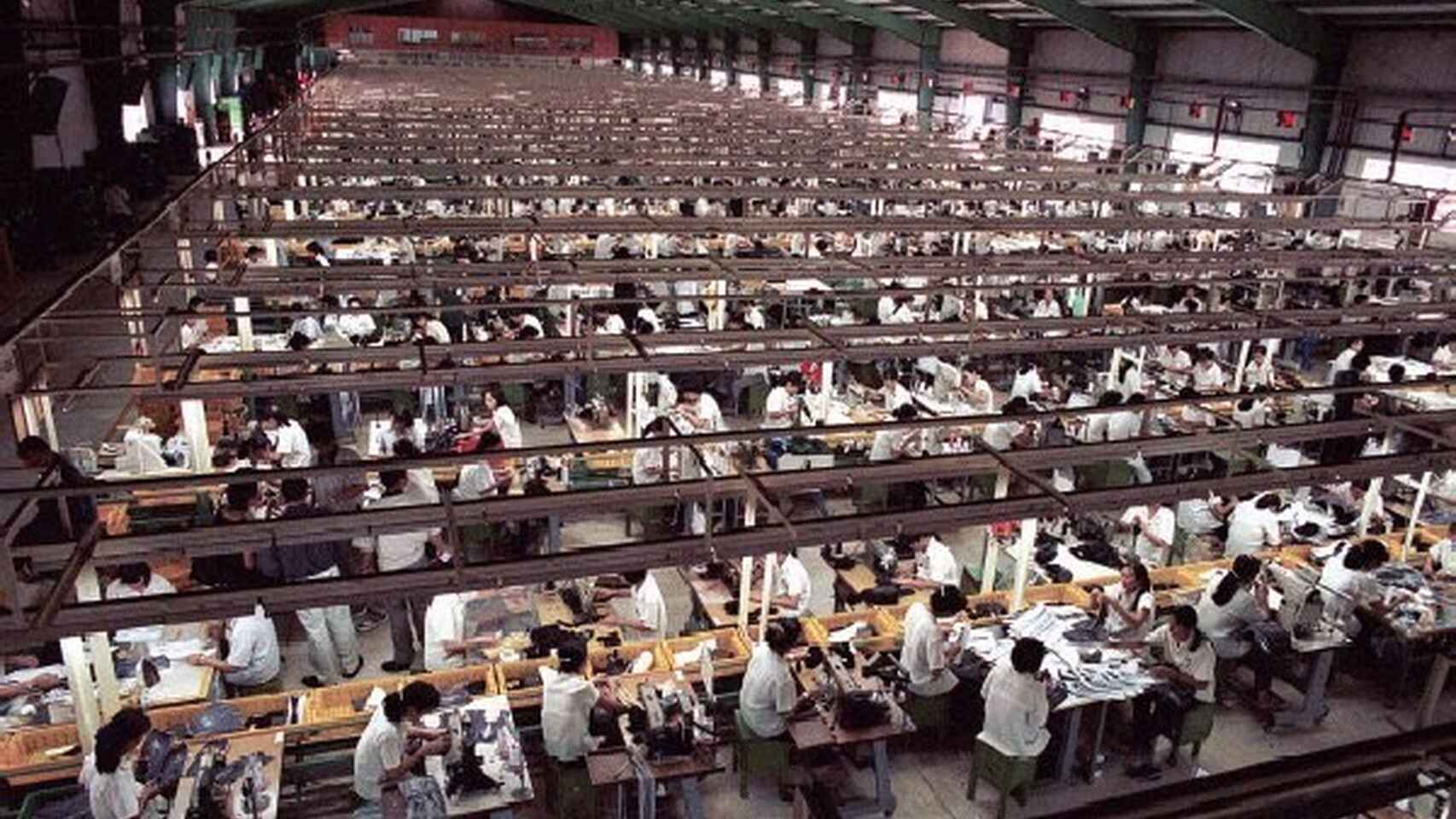 Trabajadores en el interior de una fábrica radicada en China.