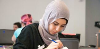 Una joven alumna, tapada con un velo islámico.