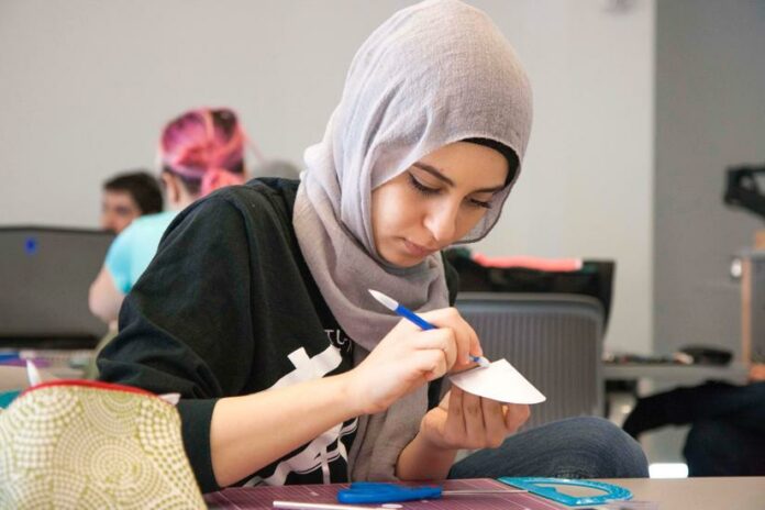 Una joven alumna, tapada con un velo islámico.