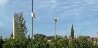 Una de las 13 cámaras de videovigilancia de Horche, instalada en la rotonda.