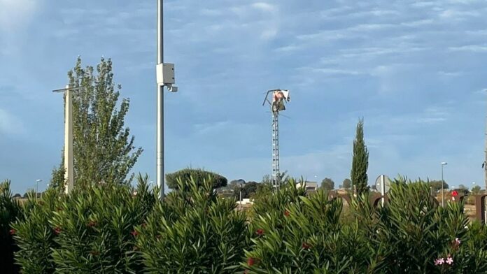 Una de las 13 cámaras de videovigilancia de Horche, instalada en la rotonda.