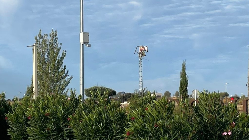 Una de las 13 cámaras de videovigilancia de Horche, instalada en la rotonda.