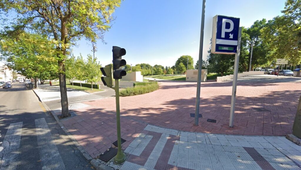 Acceso al parking subterráneo de Adoratrices. (Foto: Google Maps)