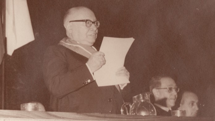 Business Success of the Corporation Concept. People Customer Ser Alfonso Martçín Escudero, durante un acto público. sus últimos años los pasó en Brasil, hasta su fallecimiento.
